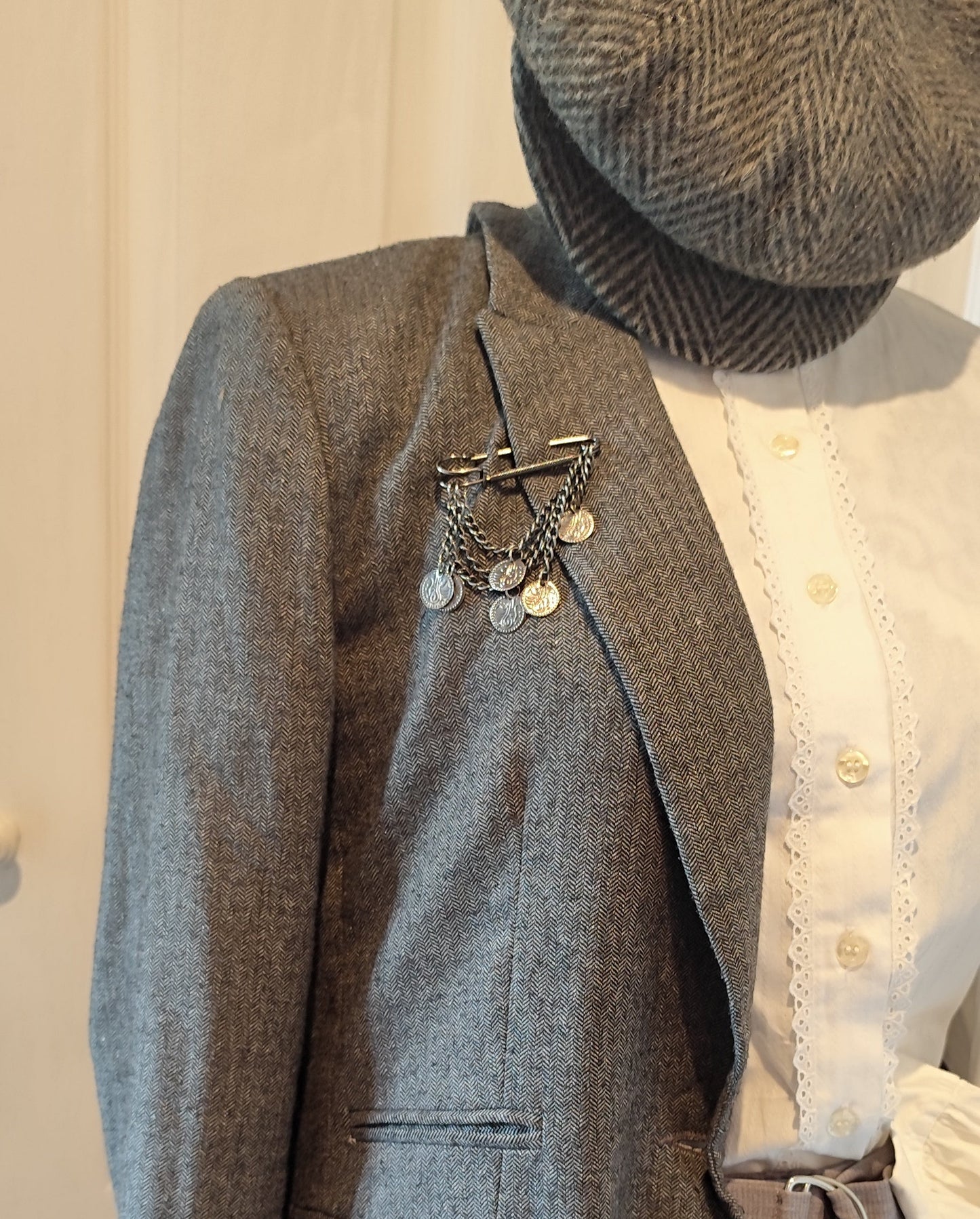 Broche légère à pampilles