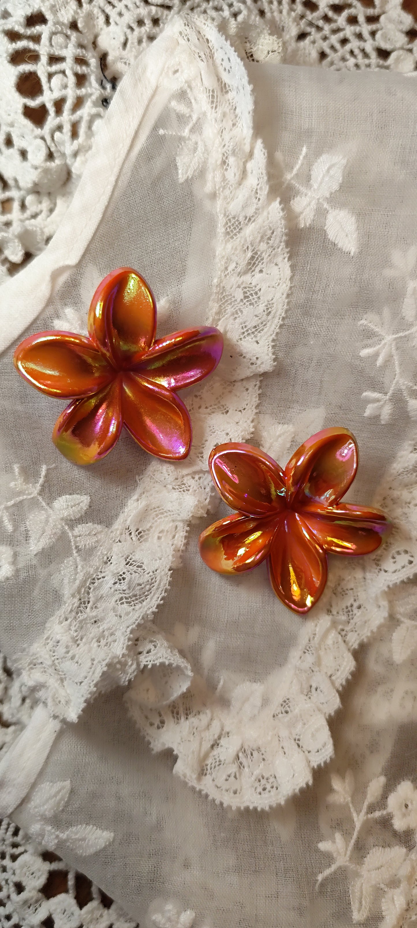 Boucles d'oreilles plumeria irisée