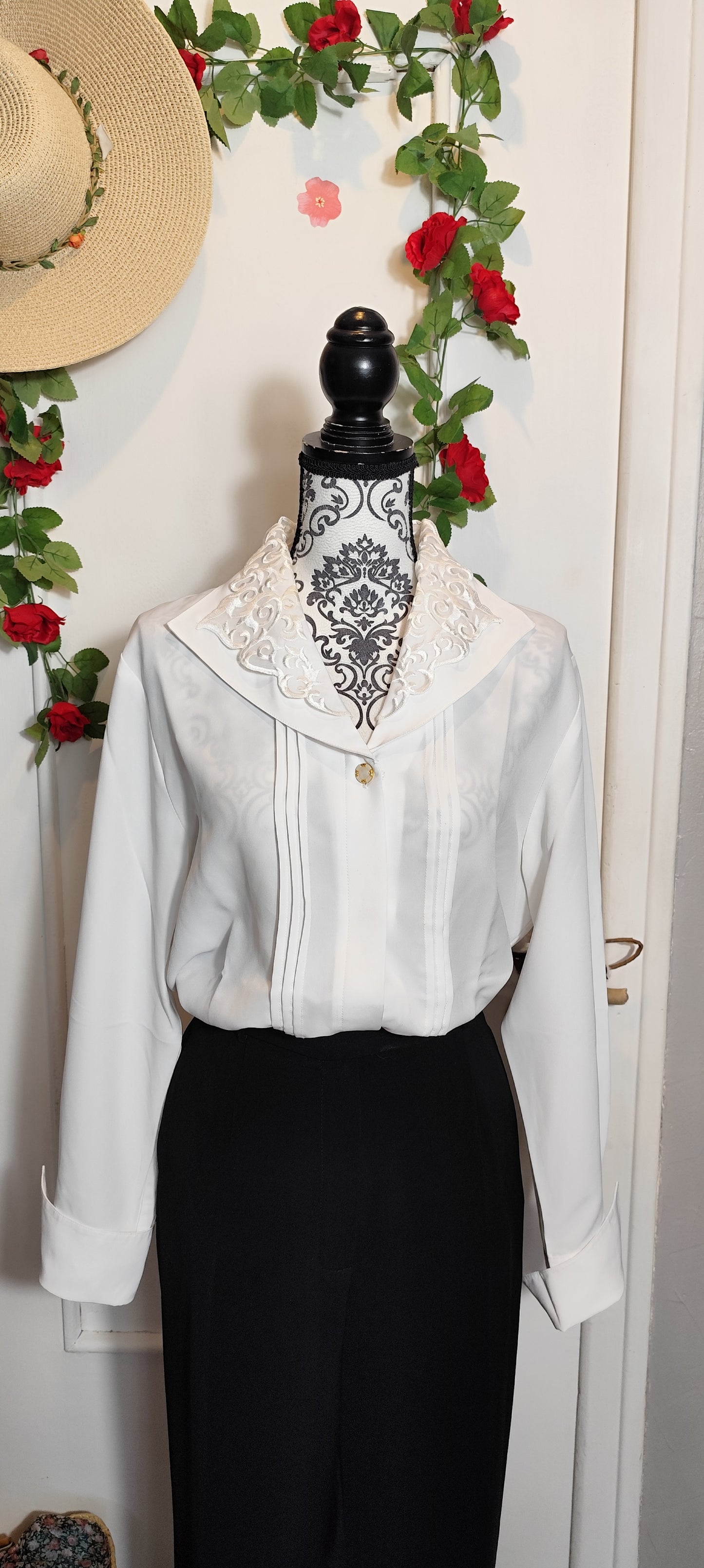 Chemise blanche à double col en dentelle