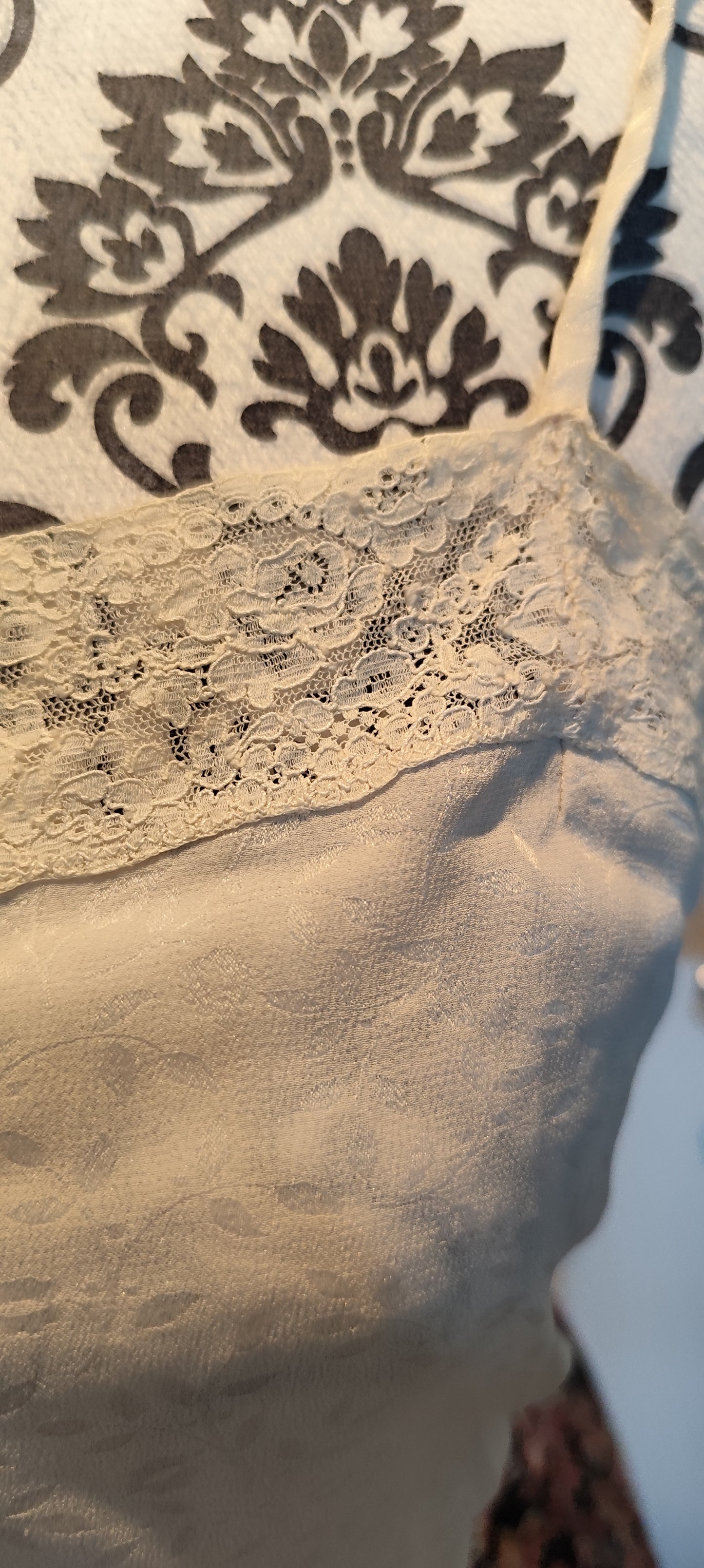 Caraco en soie et dentelle