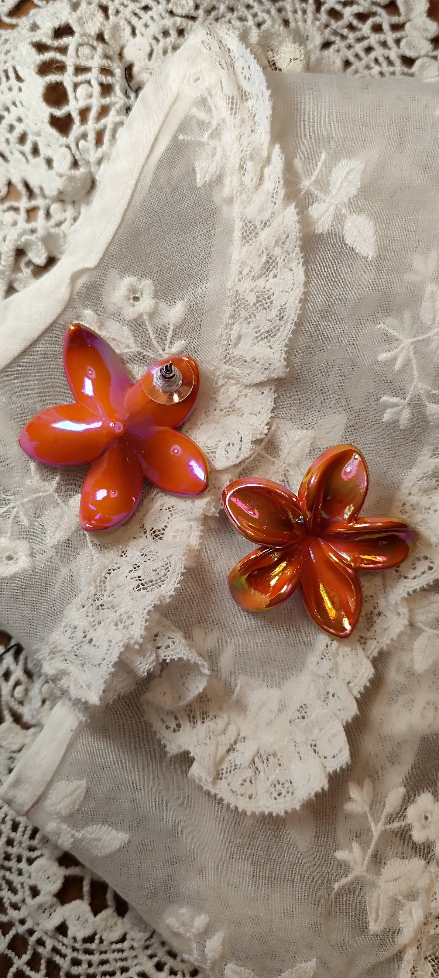 Boucles d'oreilles plumeria irisée